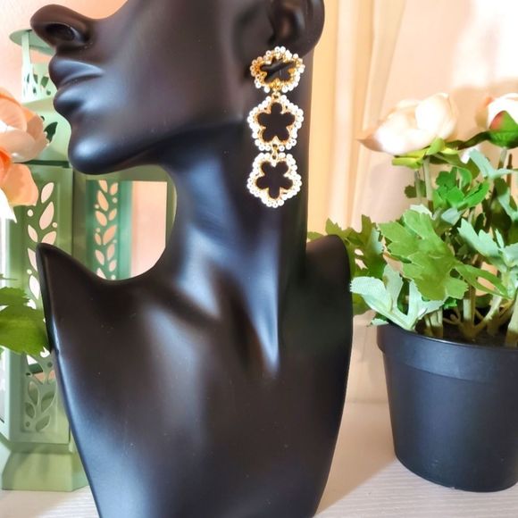 Anthropologie Jewelry - 𝅺WHITE Seed Bead Flower Earrings